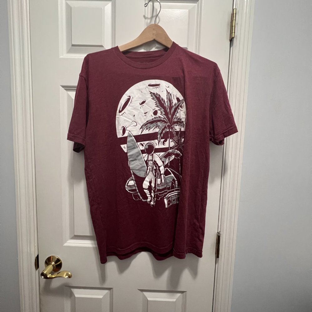 Into the Am XL short sleeve tee maroon graphic design crewneck